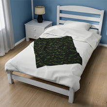 Load image into Gallery viewer, Lei Lā’ī Velveteen Plush Blanket