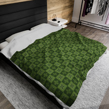Load image into Gallery viewer, Ulu Quilt Velveteen Plush Blanket (Light Green)
