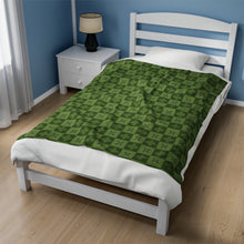 Load image into Gallery viewer, Ulu Quilt Velveteen Plush Blanket (Light Green)
