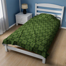 Load image into Gallery viewer, Ulu Quilt Velveteen Plush Blanket (Light Green)
